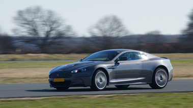 Aston Martin DBS anthracite 3/4 avant gauche filé