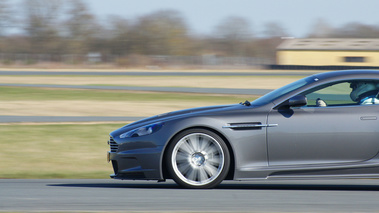 Aston Martin DBS anthracite filé coupé