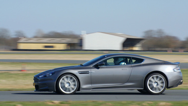 Aston Martin DBS anthracite filé