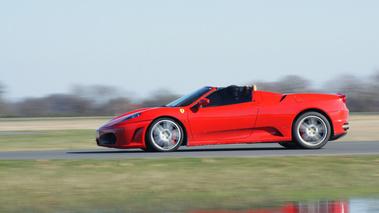 Ferrari F430 Spider rouge filé