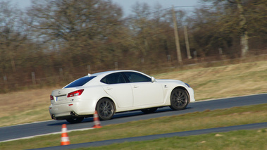 Lexus IS-F blanc 3/4 arrière droit filé penché