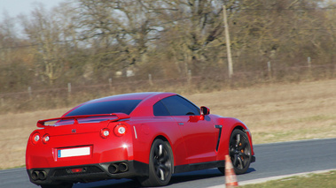 Nissan GTR rouge 3/4 arrière droit penché