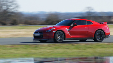 Nissan GTR rouge 3/4 avant gauche filé