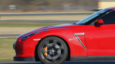 Nissan GTR rouge filé coupé