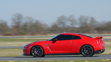 Nissan GTR rouge filé