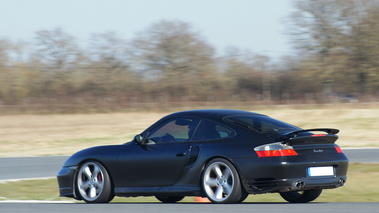 Porsche 996 Turbo TechArt noir mat 3/4 arrière gauche filé