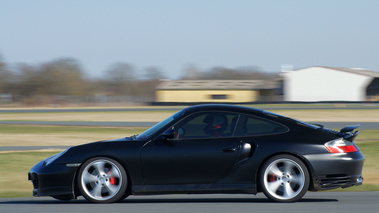 Porsche 996 Turbo TechArt noir mat filé