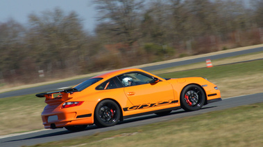 Porsche 997 GT3 RS orange 3/4 arrière droit filé penché