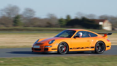 Porsche 997 GT3 RS orange 3/4 avant gauche filé