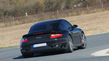 Porsche 997 Turbo noir 3/4 arrière droit penché