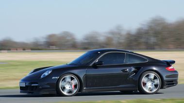 Porsche 997 Turbo noir 3/4 avant gauche filé