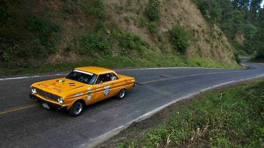 Ford Falcon, jaune, action, 3/4 avt gche