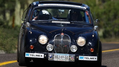 Jaguar MkII bleue, action, face