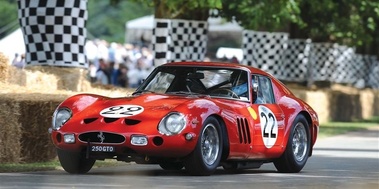 Ferrari 250 GTO rouge, action, 3/4 avant droit