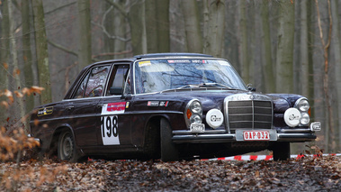 Mercedes 250 SEL noire, Chavan, action, 3-4 avd