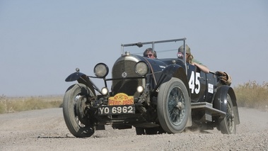 Bentley Tourer 1926, bleue, action, 3-4 avg