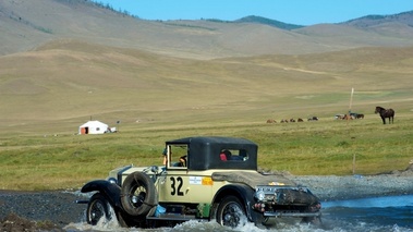 Rolls-Royce Phantom, beige, action, 3-4 ar gche, traversée de gué