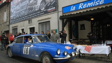 Citroën DS, bleue, 3-4 avd, la remise