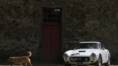 Ferrari 250 GT Berlinetta blanche, stat, 3-4 avg