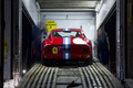 Ferrari 250 GT, rouge, face ar camion