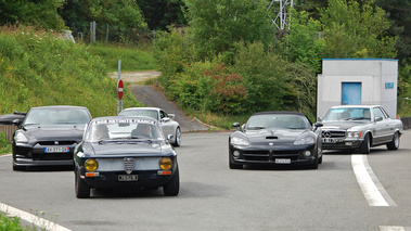 Alfa Romeo Junior bleu & Dodge Viper SRT-10 noir face avant