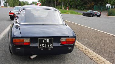 Alfa Romeo Junior bleu face arrière penché