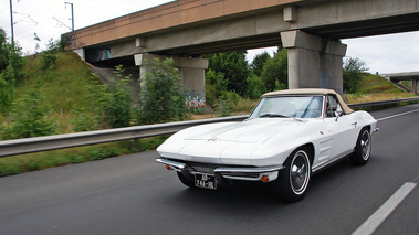 Chevrolet Corvette C2 Cabriolet blanc 3/4 avant gauche travelling penché