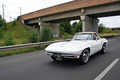 Chevrolet Corvette C2 Cabriolet blanc 3/4 avant gauche travelling penché