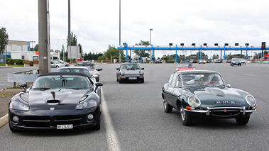 Dodge Viper SRT-10 noir & Jaguar Type E vert face avant