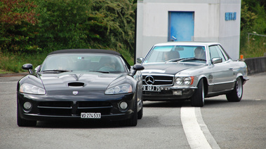 Dodge Viper SRT-10 noir & Mercedes 450 SLC gris