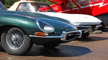 Jaguar Type E vert & Chevrolet Corvette C2 Cabriolet blanc 3/4 avant droit coupé