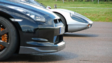 Porsche 904 GTS gris & Nissan GTR noir profil coupé