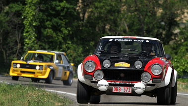 Fiat 124 Abarth, rouge+blanc+noir, action face