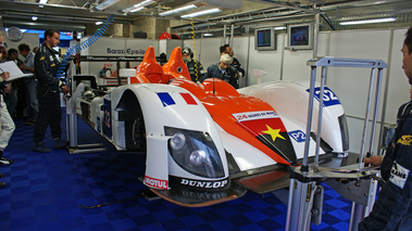 24h du Mans 2009 proto Zytek sur pont 3/4 avant droit