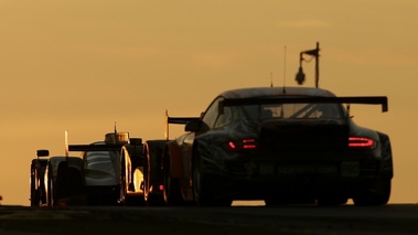 24h du Mans 2011 course Audi et Porsche arrière crépuscule