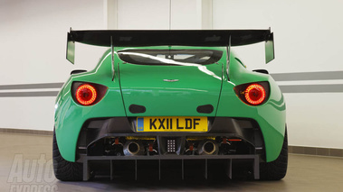 Aston Martin V12 Zagato compétition garage face arrière