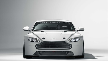 Aston Martin V8 Vantage GT4 blanc face avant
