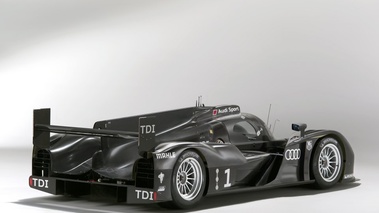 Audi R18 studio 3/4 arrière