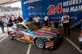 BMW @ 24h du Mans 2010 - M3 E92 Jeff Koons 3/4 avant droit penché