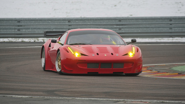 Ferrari 458 GTC rouge 3/4 avant droit