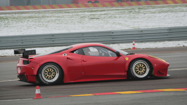 Ferrari 458 GTC rouge profil penché