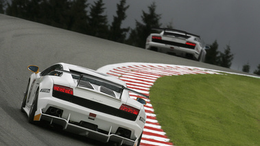 Lamborghini Gallardo LP560-4 SuperTrofeo blanc face arrière filé penché