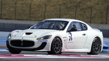 Maserati GranTurismo GT4 blanc 3/4 avant gauche