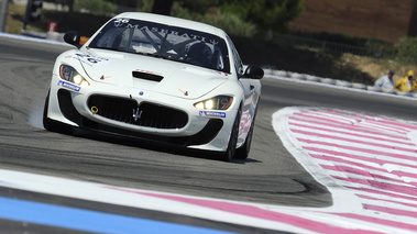Maserati GranTurismo GT4 blanc face avant penché