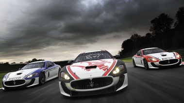 Maserati GranTurismo MC Trofeo blanc/noir face avant & blanc/rouge 3/4 avant droit & blanc/bleu 3/4 avant gauche travelling penché