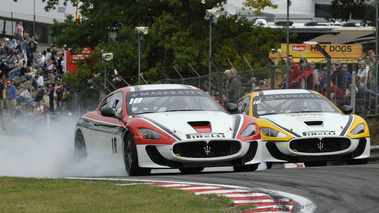 Maserati GranTurismo MC Trofeo blanc/rouge 3/4 avant droit