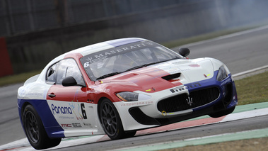 Maserati GranTurismo MC Trofeo blanc/rouge/bleu 3/4 avant droit