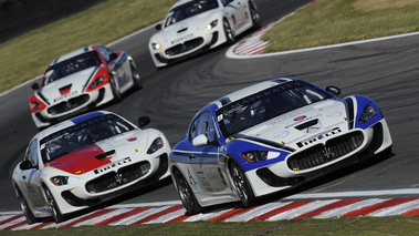 Maserati GranTurismo MC Trofeo bleu/blanc 3/4 avant droit penché