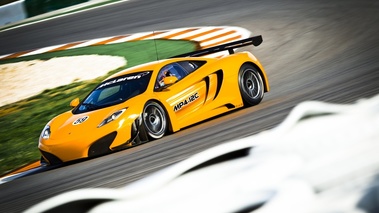 McLaren MP4-12C 3/4 avant virage