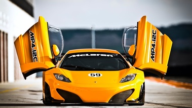 McLaren MP4-12C face portes ouvertes